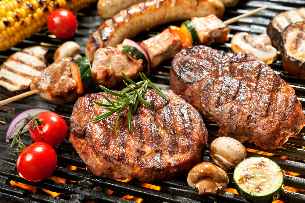 Soczyste mięso pieczone na grillu z grillowanymi warzywami i pomidorkami cherry